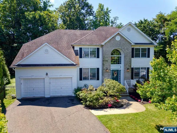 $979,000 | 6 McCune Court, West Orange, NJ 07052
