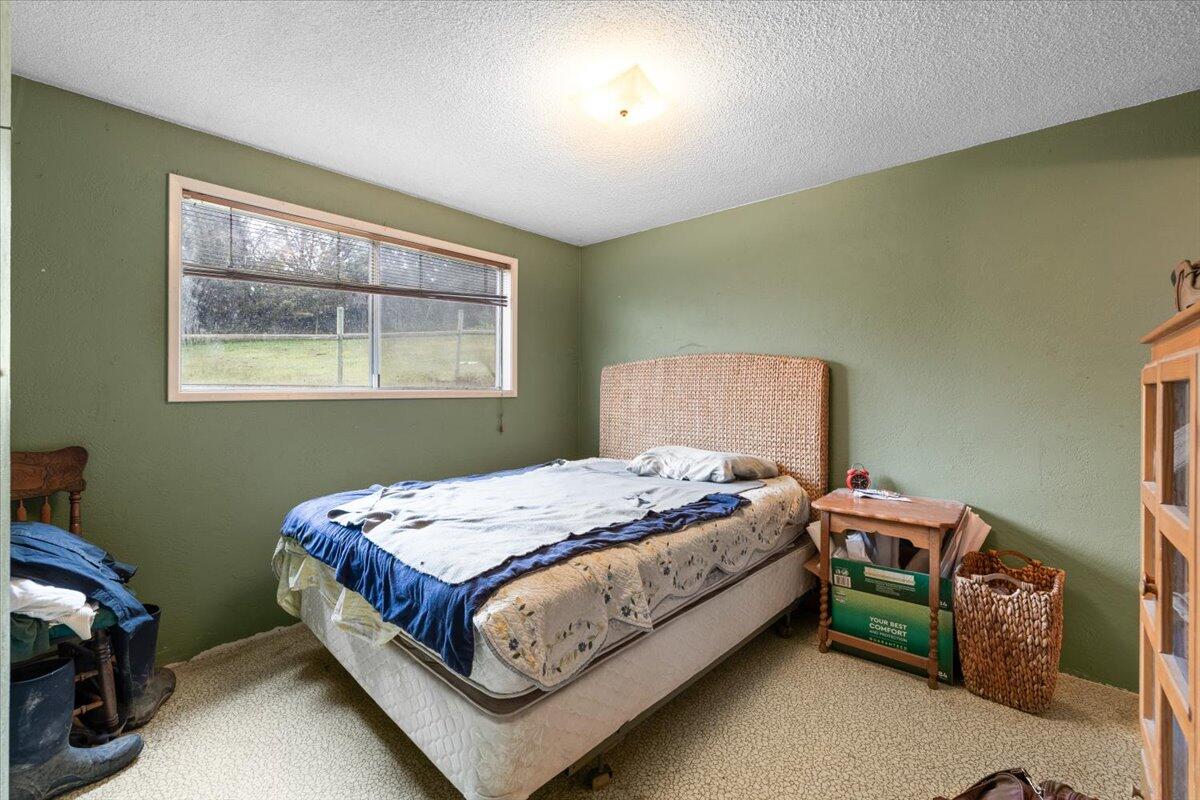 2751 Dark Hollow Road Medford, OR 97501 - Photo 18 of 32 18