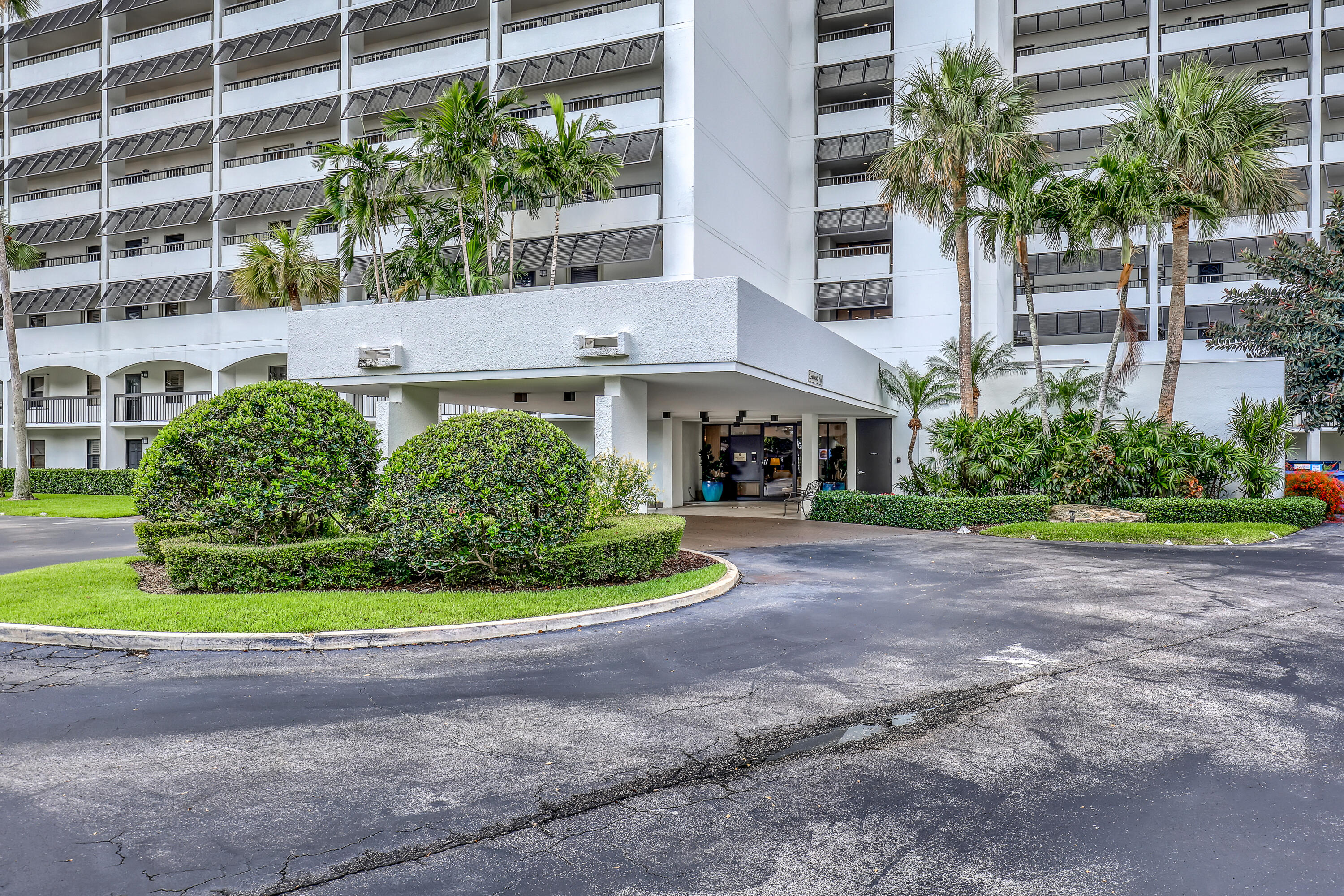 356 Golfview Road, Unit 403 North Palm Beach, FL 33408 - Photo 3 of 25 Grand Gated Arrival