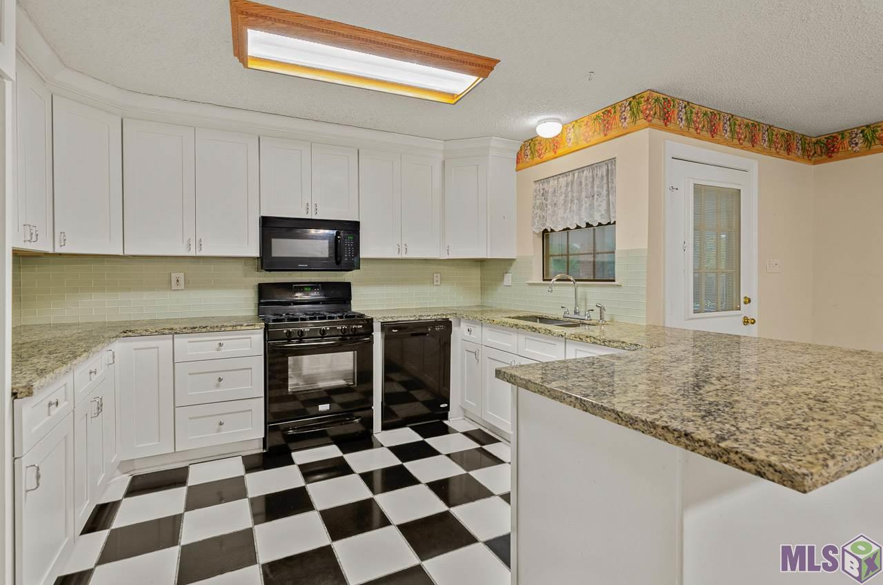 18352 Dana Road Prairieville, LA 70769 - Photo 8 of 33 Kitchen