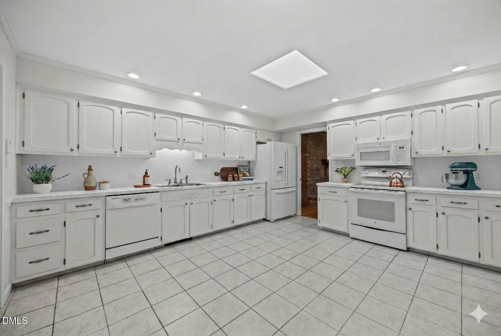 4300 Edgehill Court Raleigh, NC 27612 - Photo 9 of 40