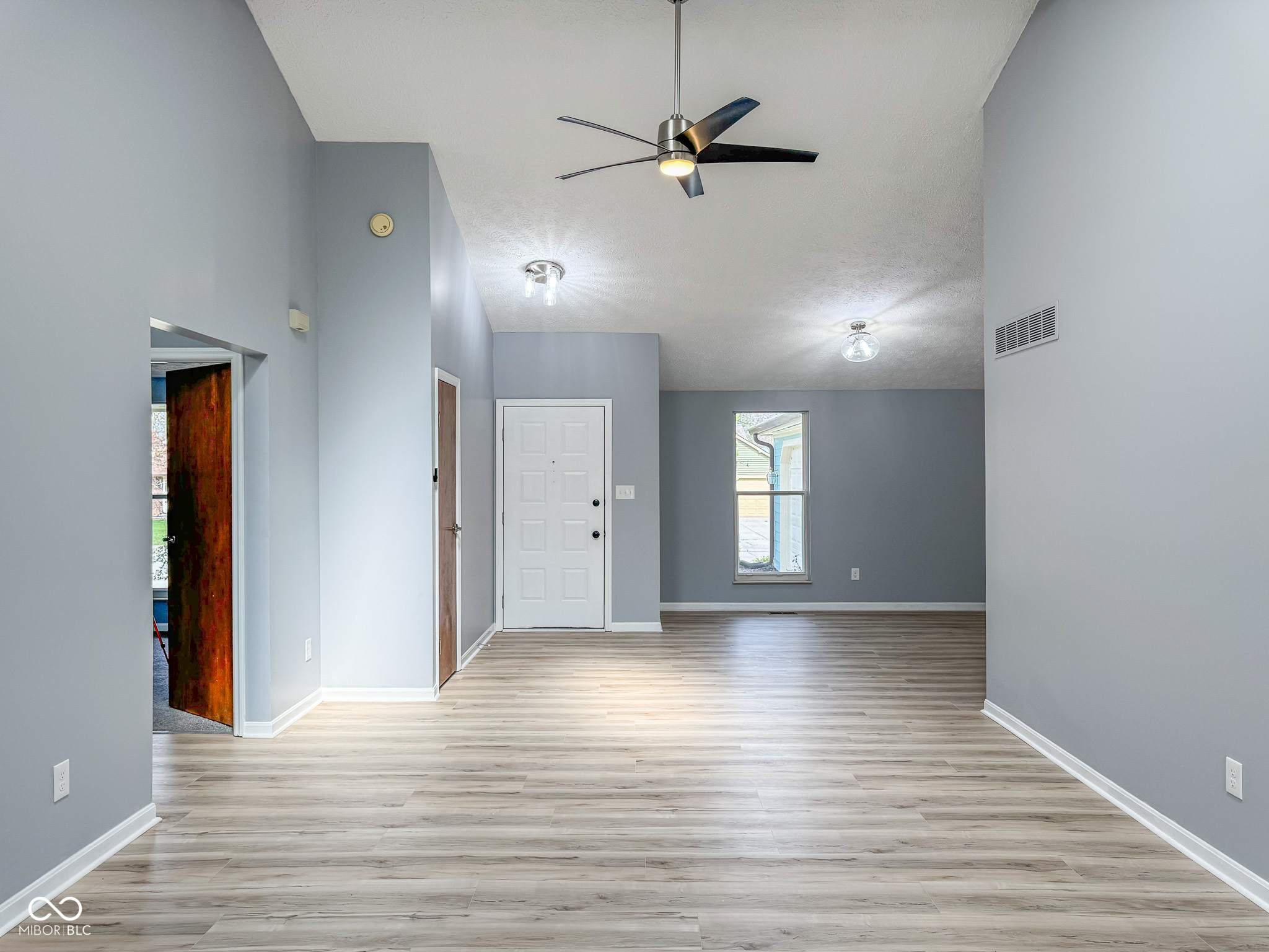 9362 Helmsdale Drive Indianapolis, IN 46256 - Photo 6 of 47