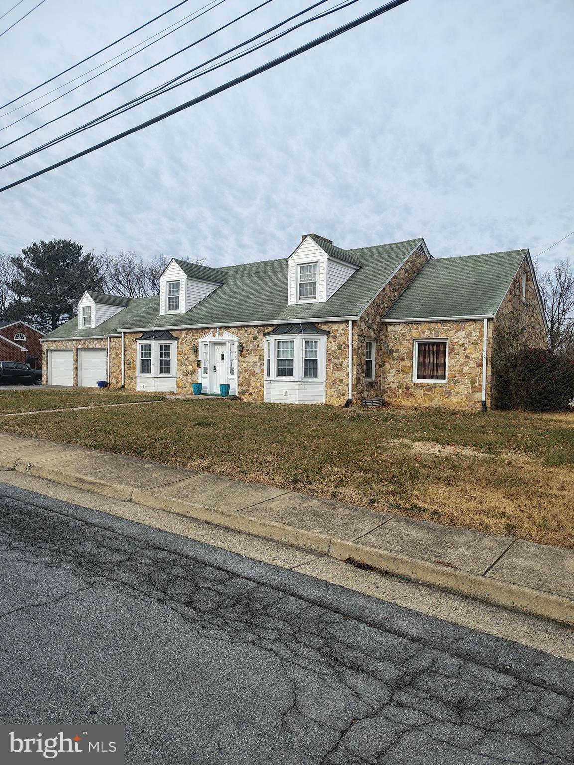 425 West 15th Street Front Royal, VA 22630 - Photo 45 of 47 a front view of a house with a yard