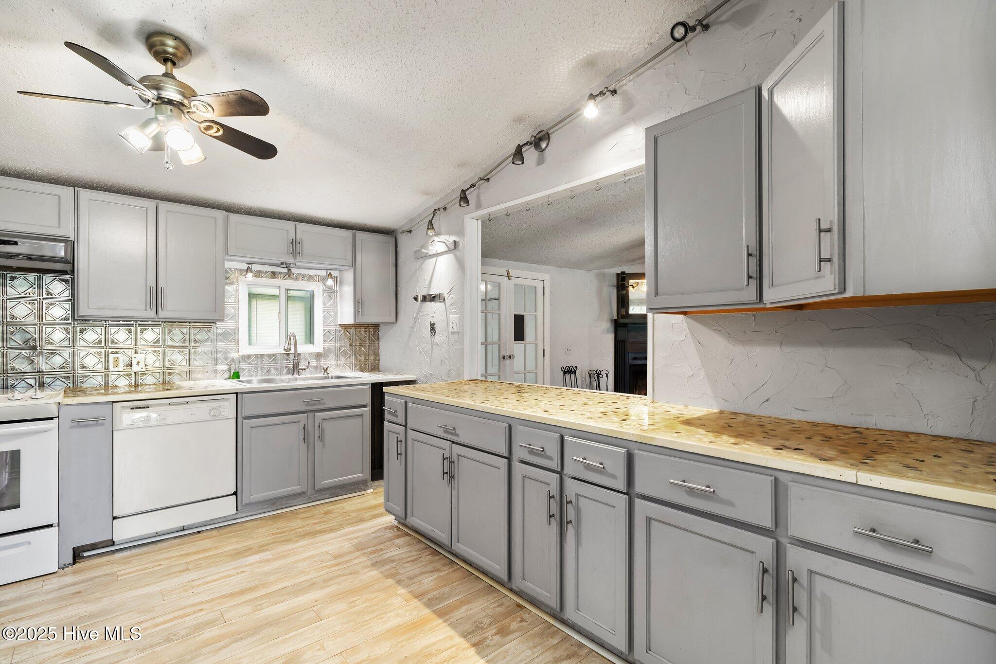 137 Robert Walker Road Moyock, NC 27958 - Photo 9 of 20 6-web-or-mls-137-robert-walker-rd