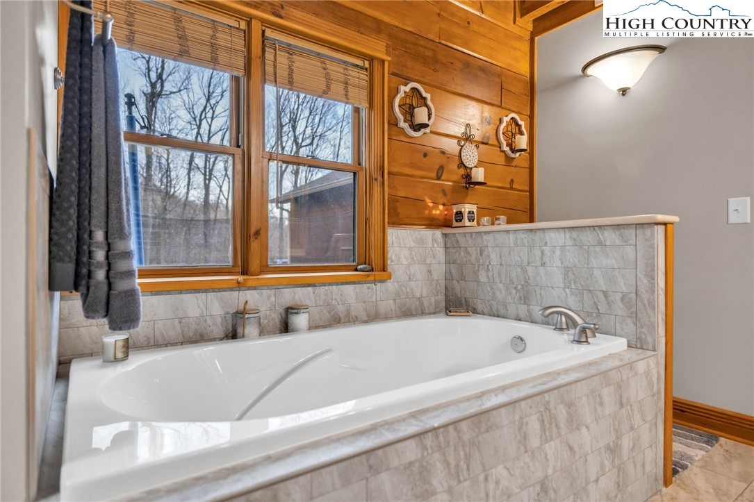 632 Big Tree Road West Jefferson, NC 28694 - Photo 27 of 48 a bathroom with bathtub and window