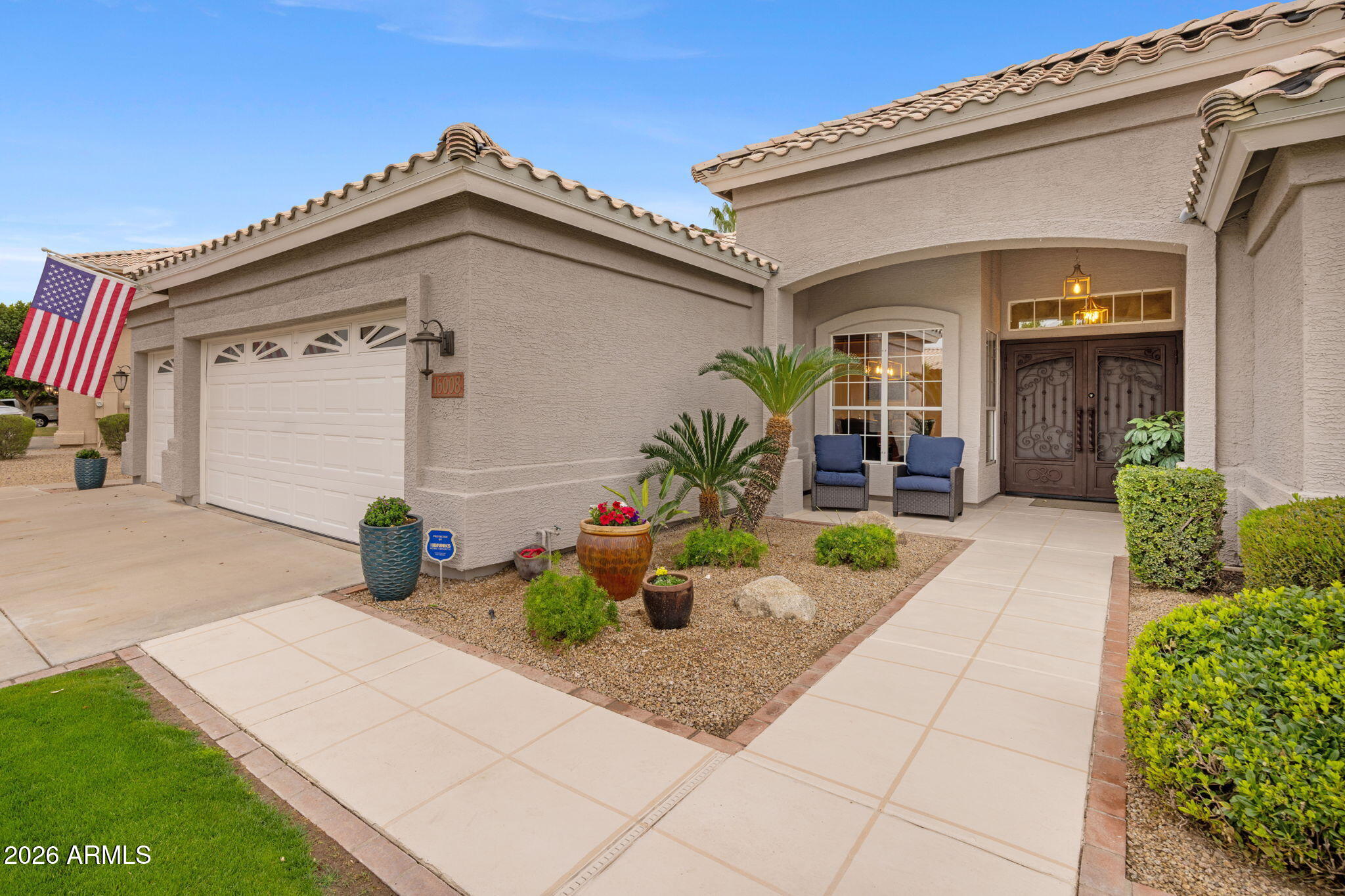 16008 South 38th Way Phoenix, AZ 85048 - Photo 4 of 47 a front view of a house with garden