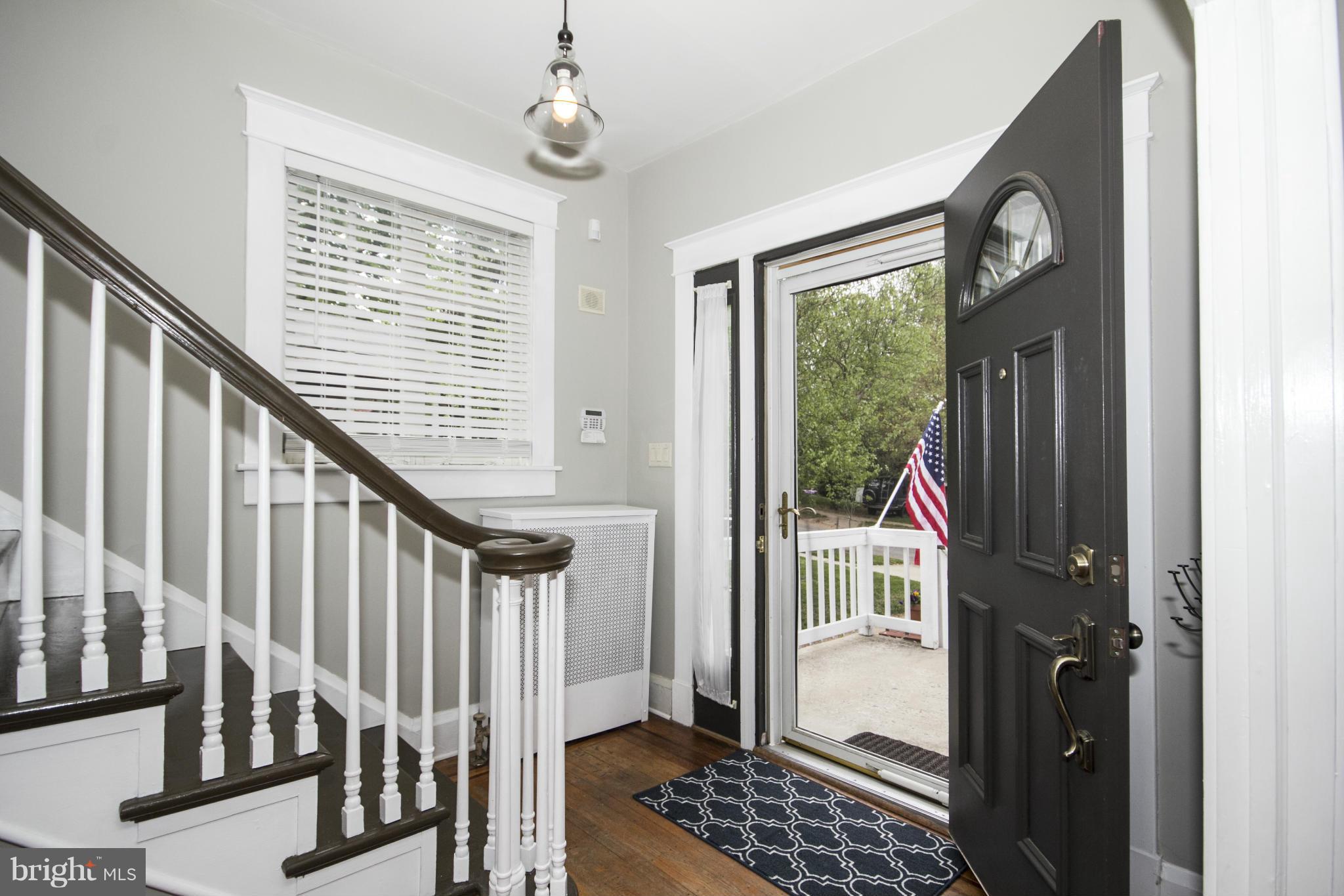 3206 Beverly Road Baltimore, MD 21214 - Photo 2 of 30 Front Foyer entrance; beautiful wood banister!