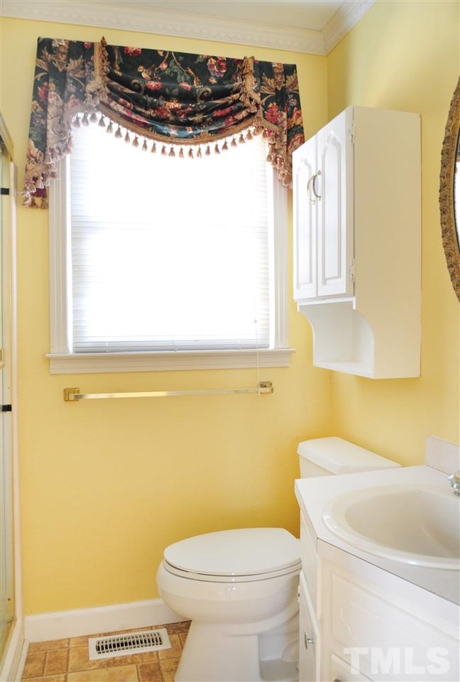 323 Peppermill Road Sanford, NC 27332 - Photo 14 of 22 a bathroom with a toilet a sink and a bathtub