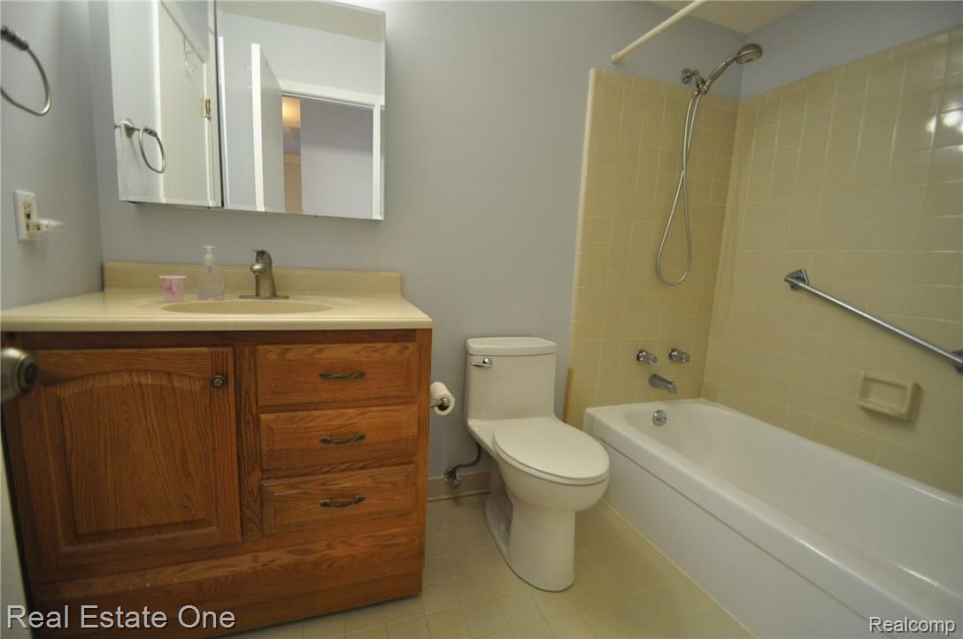 1633 Colony Drive Rochester, MI 48307 - Photo 12 of 23 12.JPG