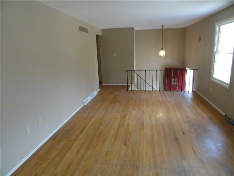 104 Oakglen Road Pittsburgh, PA 15237 - Photo 5 of 14 Living Room.