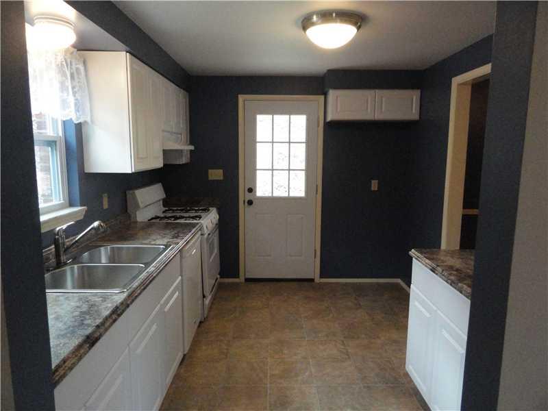 104 Oakglen Road Pittsburgh, PA 15237 - Photo 7 of 14 Kitchen.