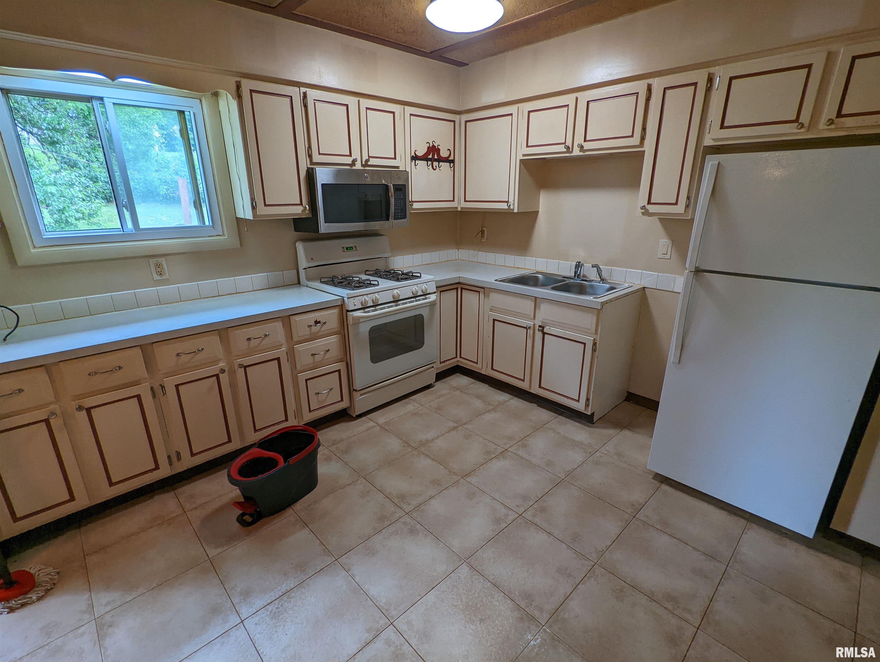 3555 29th Street Bettendorf, IA 52722 - Photo 4 of 13