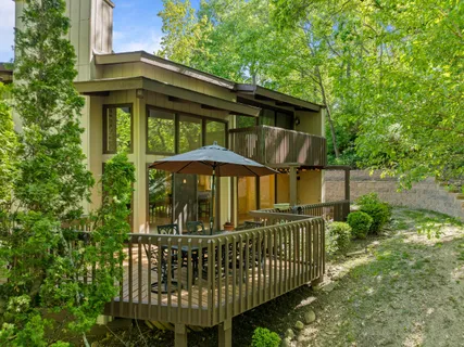 $525,000 | 840 Woodland Court, Unit EE1, Fontana, WI 53125