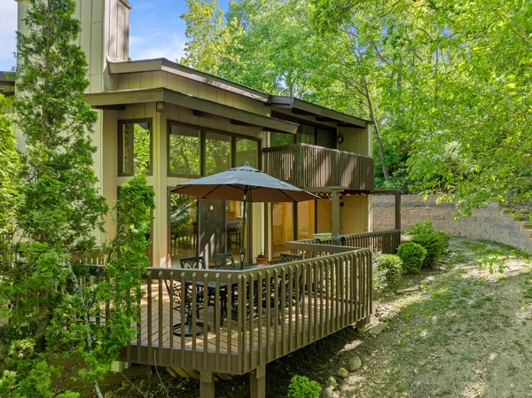 $525,000 | 840 Woodland Court, Unit EE1, Fontana, WI 53125