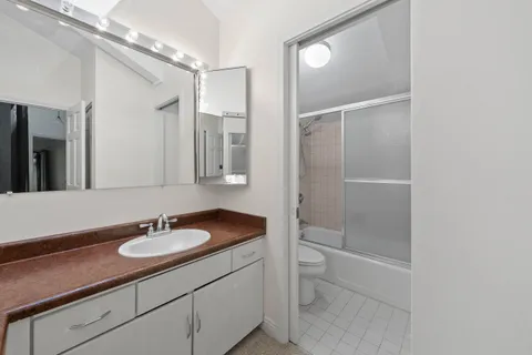$525,000 | 840 Woodland Court, Unit EE1, Fontana, WI 53125