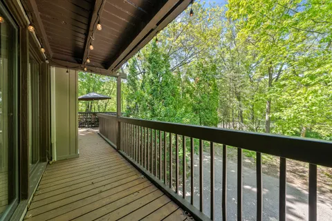 $525,000 | 840 Woodland Court, Unit EE1, Fontana, WI 53125