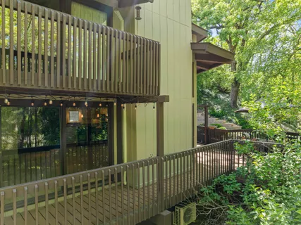 $525,000 | 840 Woodland Court, Unit EE1, Fontana, WI 53125
