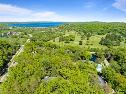 $525,000 | 840 Woodland Court, Unit EE1, Fontana, WI 53125