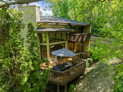$525,000 | 840 Woodland Court, Unit EE1, Fontana, WI 53125