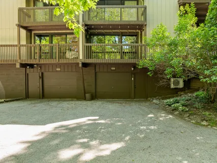 $525,000 | 840 Woodland Court, Unit EE1, Fontana, WI 53125