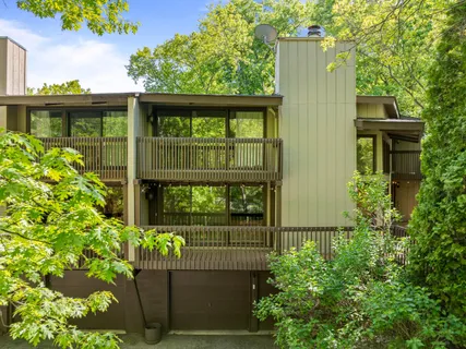 $525,000 | 840 Woodland Court, Unit EE1, Fontana, WI 53125