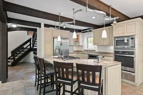 $525,000 | 840 Woodland Court, Unit EE1, Fontana, WI 53125