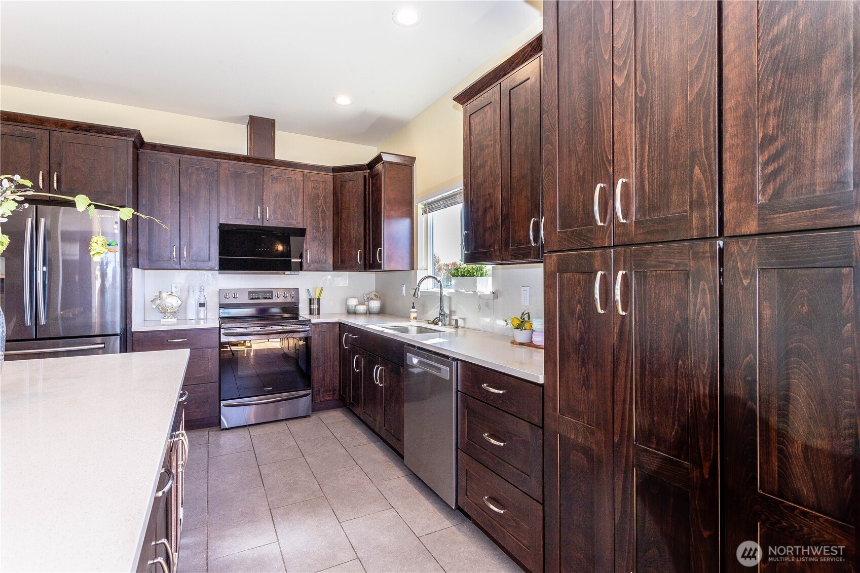 3905 Northeast 6th Street Renton, WA 98056 - Photo 7 of 31