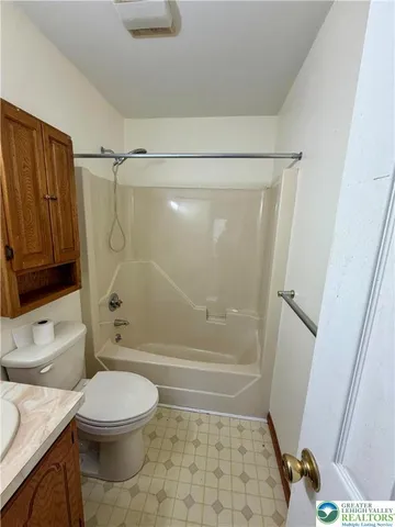 $2,490 | 2707 Victoria Lane, Easton, PA 18045