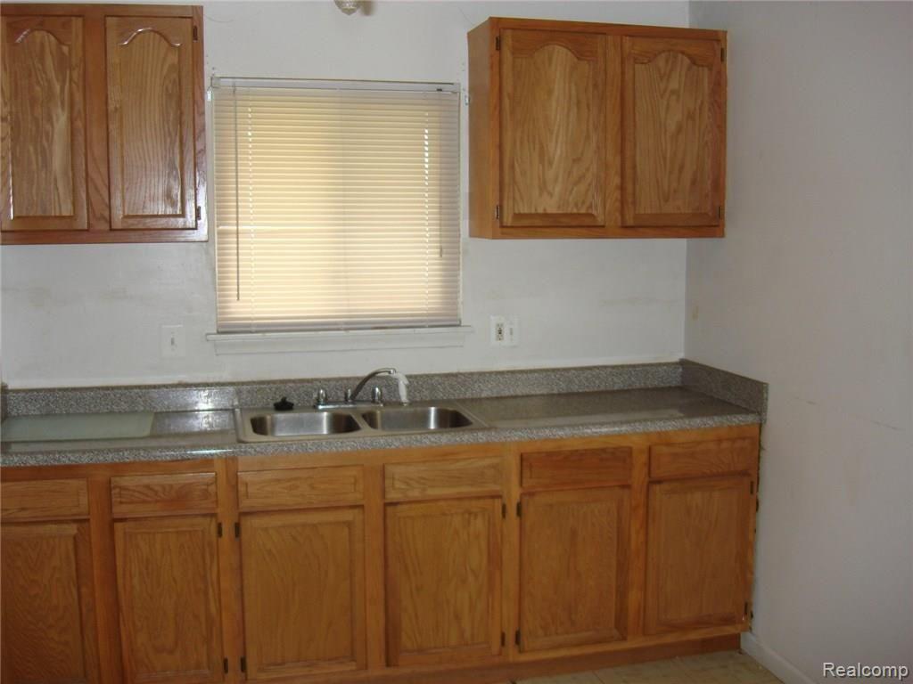 30349 Spring Arbor Drive Inkster, MI 48141 - Photo 4 of 8