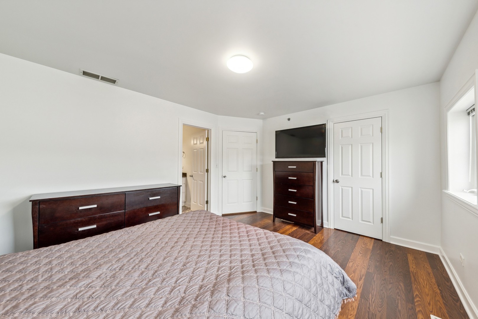 183 East River Road, Unit D2 Des Plaines, IL 60016 - Photo 20 of 42 a bedroom with a bed and a tv