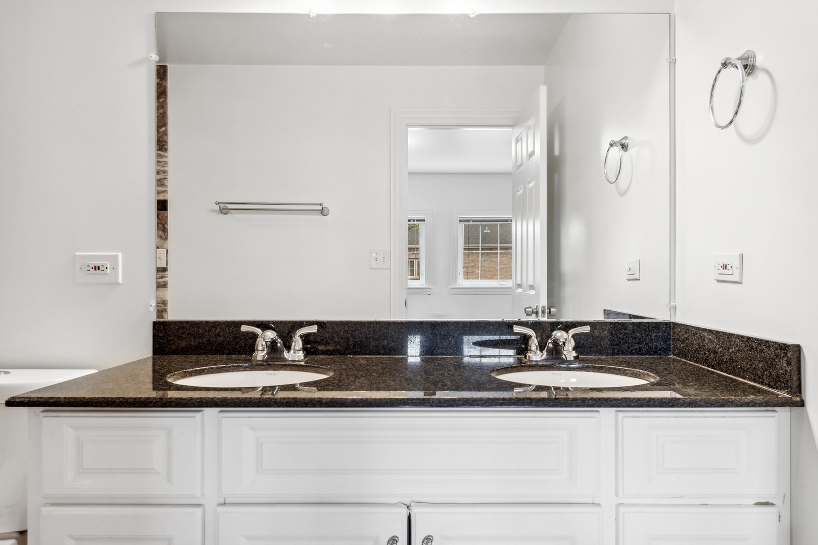 183 East River Road, Unit D2 Des Plaines, IL 60016 - Photo 22 of 42 a bathroom with a sink and a mirror