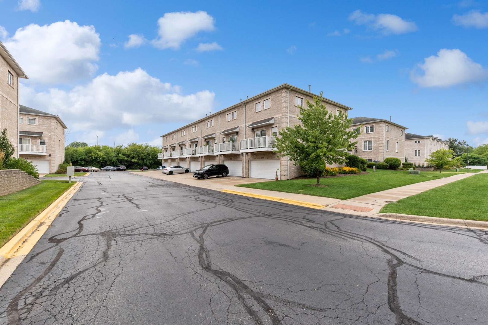 183 East River Road, Unit D2 Des Plaines, IL 60016 - Photo 39 of 42 a house view with a garden space