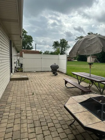 a view of a backyard