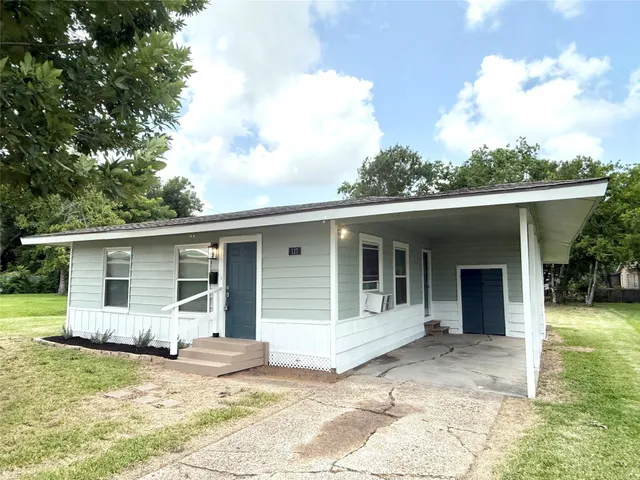 $1,195 | 117 Oak Drive, Lake Jackson, TX 77566