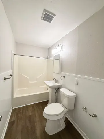 $1,195 | 117 Oak Drive, Lake Jackson, TX 77566