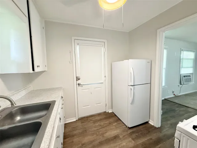 $1,195 | 117 Oak Drive, Lake Jackson, TX 77566