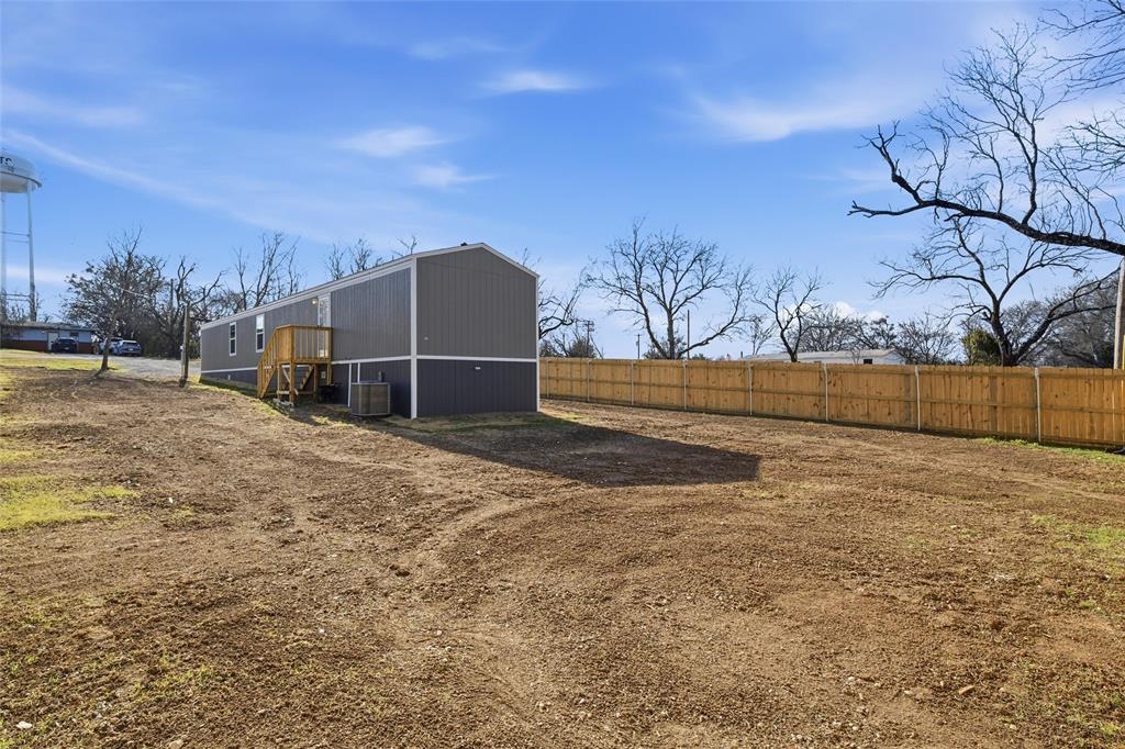 618 East 6th Street, Unit B Blum, TX 76627 - Photo 21 of 24 a backyard of a house