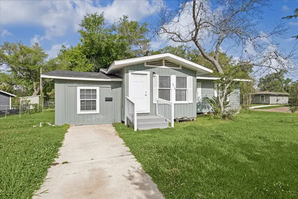 $164,000 | 613 Winding Way Street, Lake Jackson, TX 77566