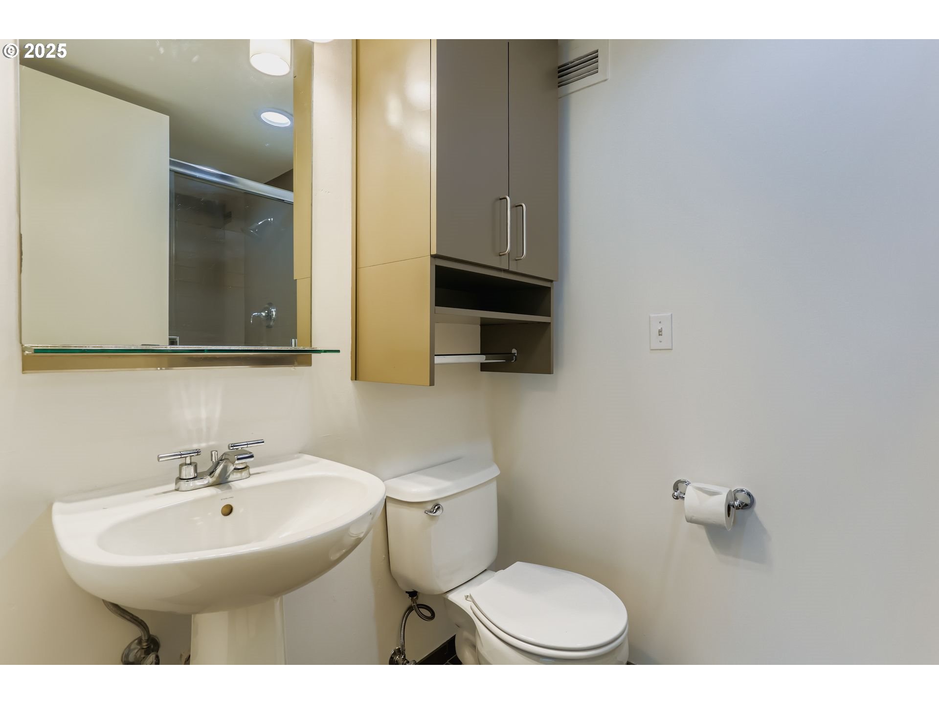 255 Southwest Harrison Street, Unit 15H Portland, OR 97201 - Photo 18 of 35 Bathroom, Attached