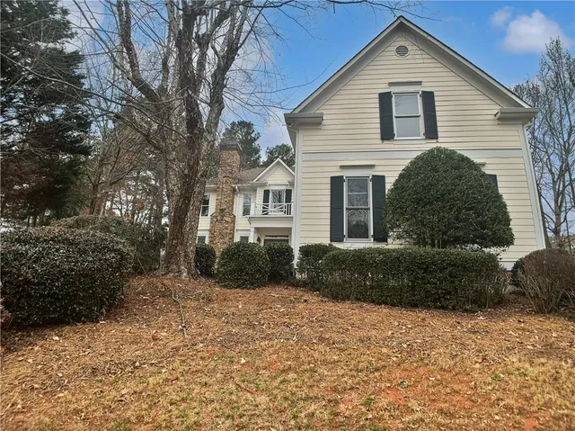 a view of a house with a yard