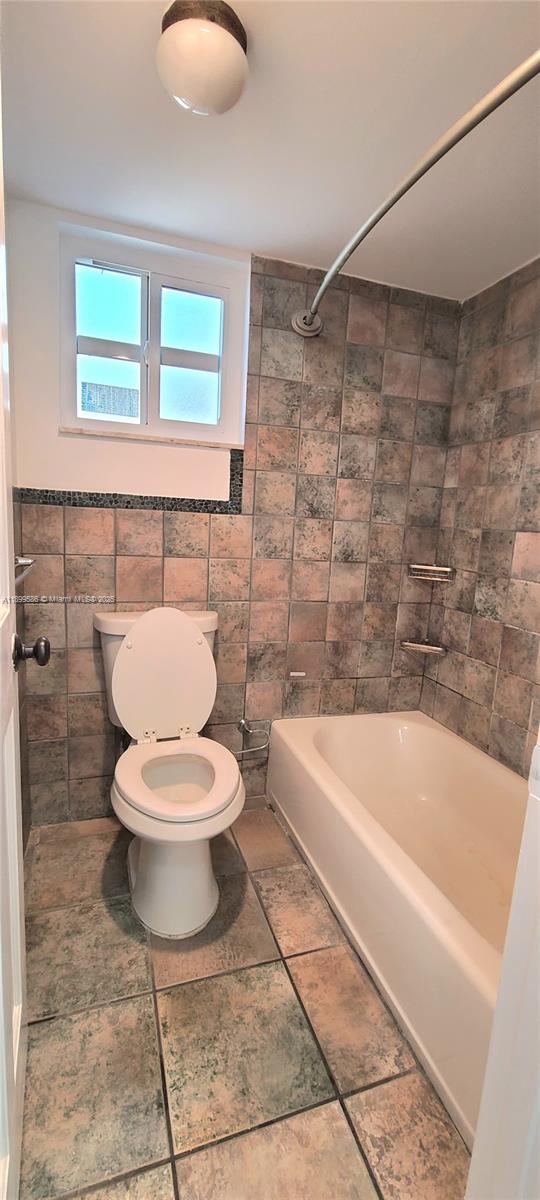 9410 Live Oak Place, Unit 109 Davie, FL 33324 - Photo 20 of 23 a bathroom with a toilet and a bathtub