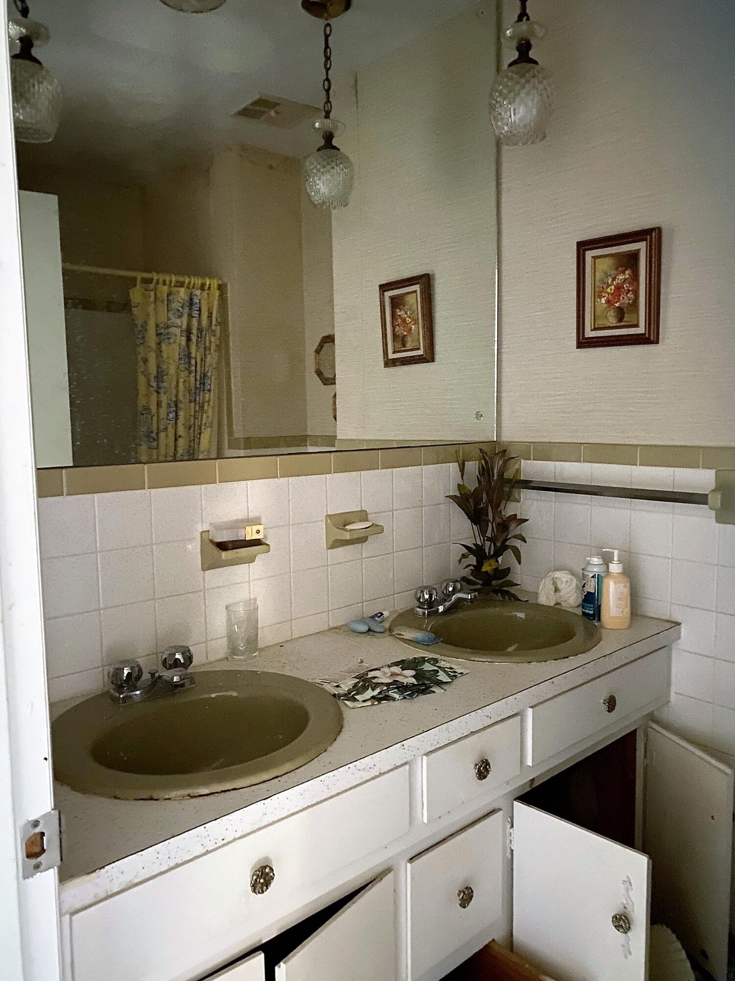 670 Mountain Valley Road Mohawk, TN 37810 - Photo 12 of 18 Abernathy Bathroom halljpg
