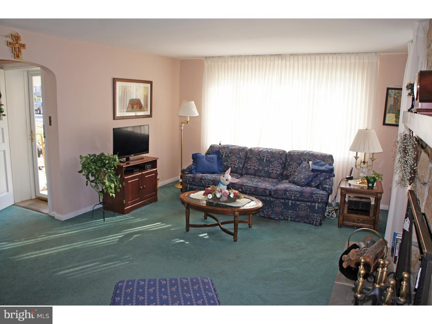 121 Fairhill Road Morton, PA 19070 - Photo 5 of 22 Living Room