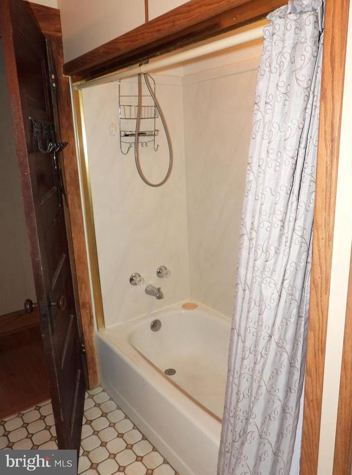131 Princeton Road Audubon, NJ 08106 - Photo 22 of 32 Main level bath