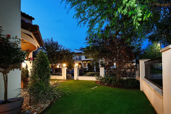 $1,175,000 | 110 Lakeside Cove, The Woodlands, TX 77380
