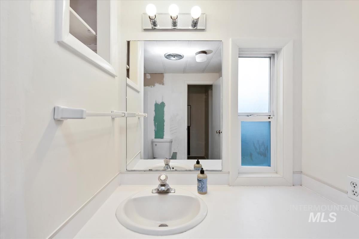 10167 Maymie Road Boise, ID 83714 - Photo 18 of 31 Bathroom with vanity