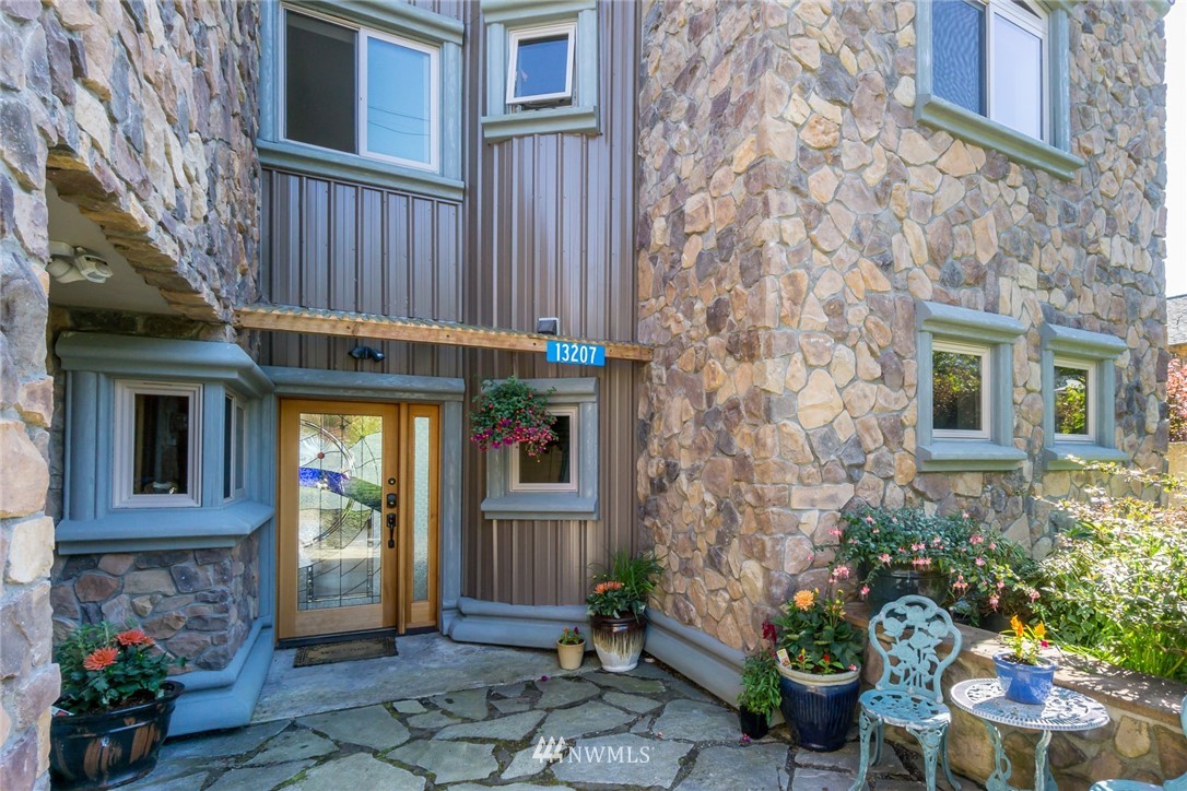 13207 Satterlee Road Anacortes, WA 98221 - Photo 3 of 30 Gallery Image 3