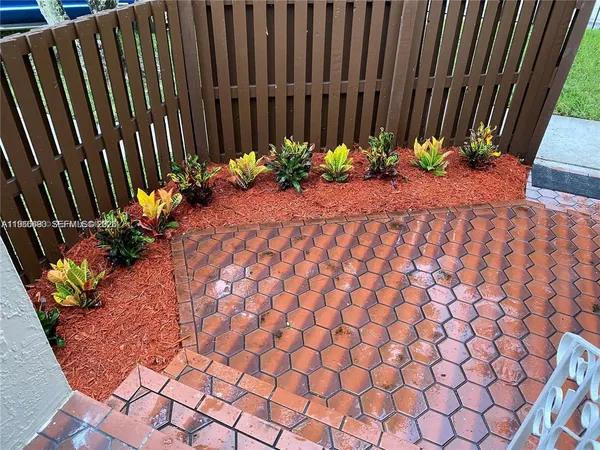 a view of a backyard
