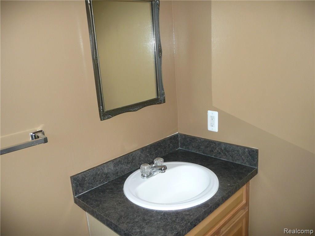 21582 Hidden Rivers Drive South, Unit 9 Southfield, MI 48033 - Photo 10 of 11