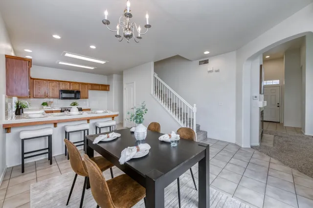 $424,999 | 673 West Fontaine Lane, Clovis, CA 93619